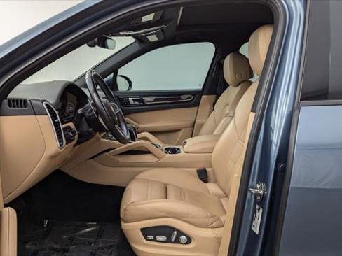 Used 2019 Porsche Cayenne w/ Premium Package image 14