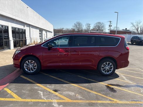 New 2026 Chrysler Pacifica Limited image 6