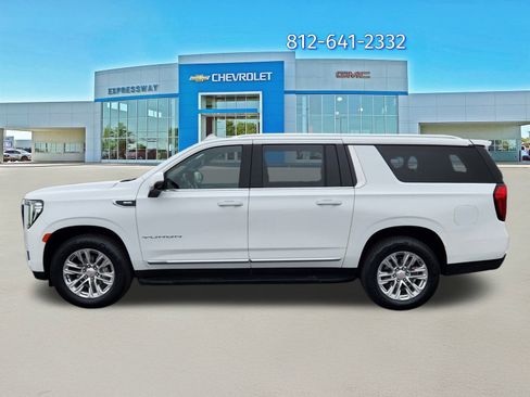 Used 2023 GMC Yukon XL SLT w/ SLT Luxury Package image 4