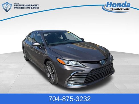 Used 2024 Toyota Camry XLE image 1