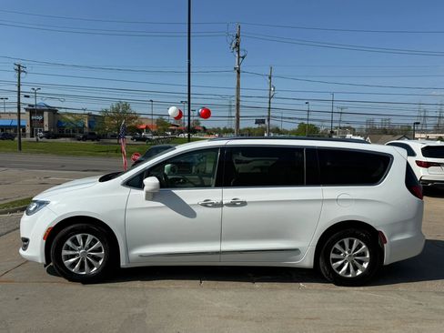 Used 2019 Chrysler Pacifica Touring-L FWD image 7