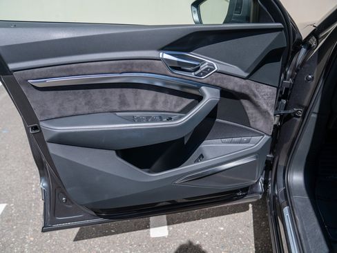Used 2019 Audi e-tron Prestige w/ Prestige Package AWD/4WD image 10
