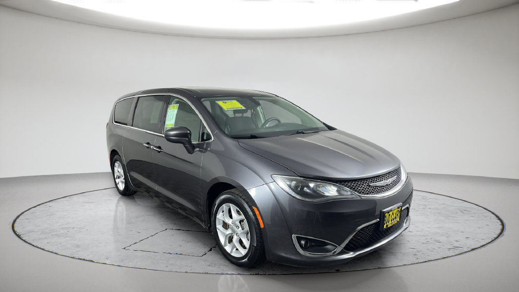 Used 2018 Chrysler Pacifica Touring Plus w/ Tire & Wheel Group FWD image 5