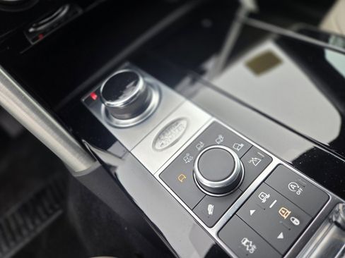 Used 2019 Land Rover Discovery HSE image 17