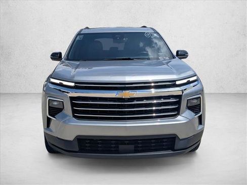 Used 2024 Chevrolet Traverse LT FWD image 2
