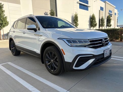 Used 2022 Volkswagen Tiguan SE image 3