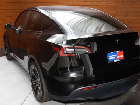 Used 2023 Tesla Model Y Long Range image 4