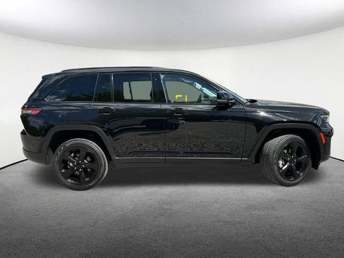 Used 2023 Jeep Grand Cherokee Limited w/ Black Appearance Package AWD/4WD image 15