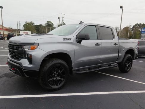 Used 2023 Chevrolet Silverado 1500 Custom Trail Boss w/ LPO, Dark Essentials Package image 8