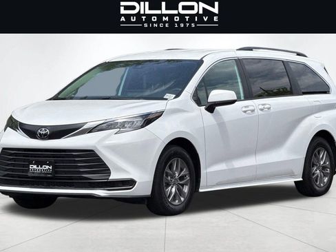 Used 2026 Toyota Sienna LE AWD/4WD image 8