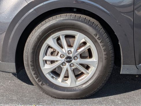 Used 2024 Kia Carnival LX image 10