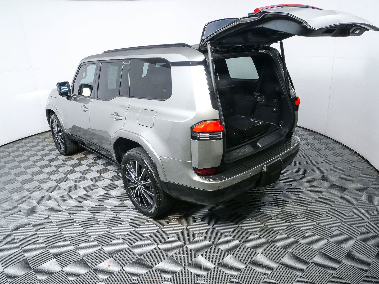 Used 2025 Lexus GX 550 w/ Accessory Package (Z1) AWD/4WD image 29
