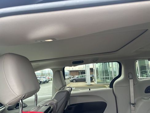 Used 2018 Chrysler Pacifica Touring-L Plus w/ Advanced Safetytec Group image 6