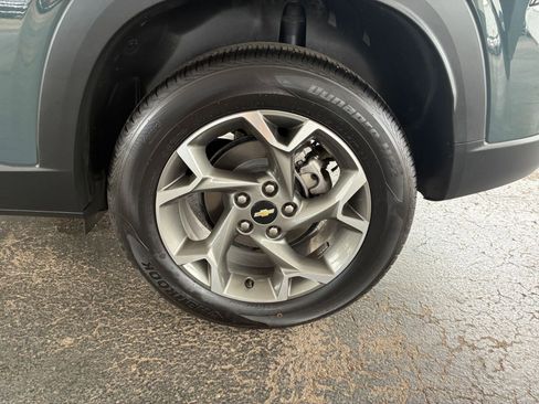 Used 2025 Chevrolet Trax LT w/ LT Convenience Package FWD image 29