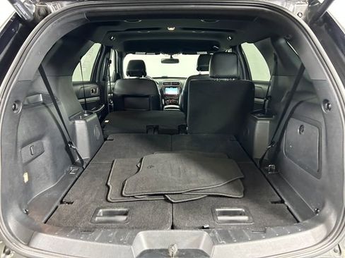 Used 2017 Ford Explorer XLT w/ Equipment Group 202A AWD/4WD image 26