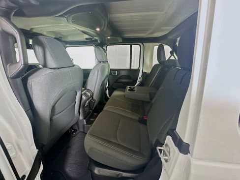 Used 2025 Jeep Wrangler Sahara image 28