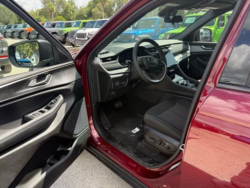 New 2025 Jeep Grand Cherokee L Laredo image 14