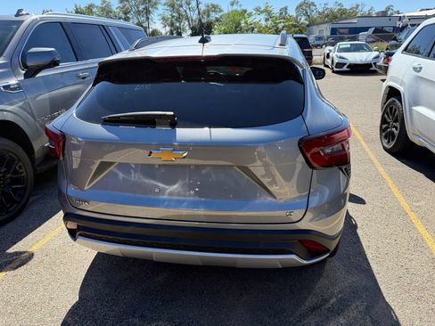 Used 2025 Chevrolet Trax LT FWD image 3