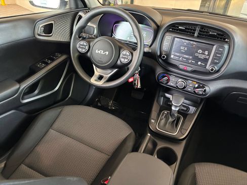 Used 2025 Kia Soul LX w/ LX Technology Package FWD image 32