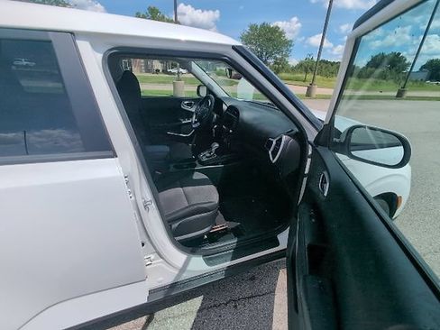 Used 2024 Kia Soul LX FWD image 3