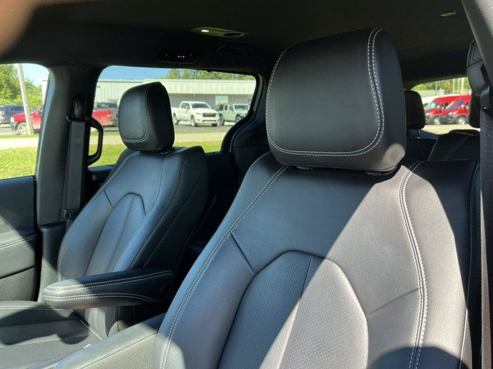 Used 2025 Chrysler Pacifica Select AWD/4WD image 3