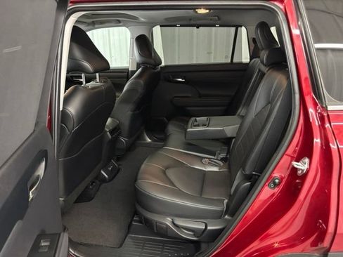 Used 2022 Toyota Highlander XLE FWD image 12