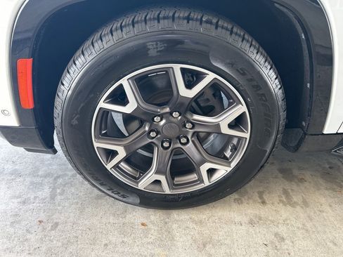 Used 2023 Jeep Wagoneer Series III w/ Preferred Equipment Group image 15