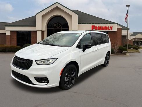 New 2026 Chrysler Pacifica Select image 7