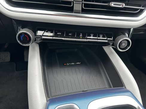 Used 2025 Chevrolet Equinox EV LT image 21