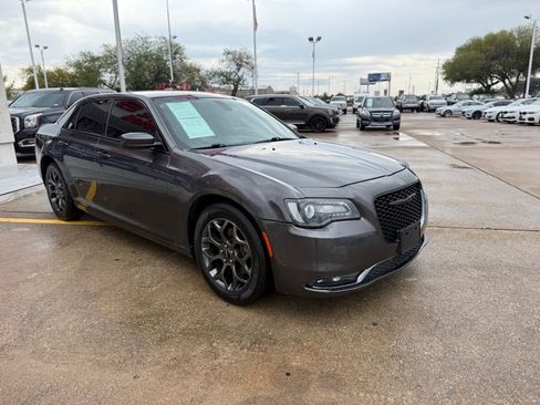 Used 2018 Chrysler 300 S image 4