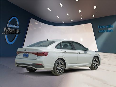 Certified 2025 Volkswagen Jetta SE image 5