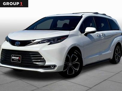 Used 2025 Toyota Sienna Platinum