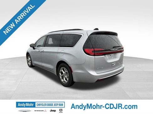 Used 2023 Chrysler Pacifica Limited FWD image 3