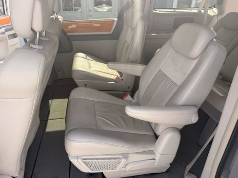 Used 2010 Chrysler Town & Country Limited FWD image 11
