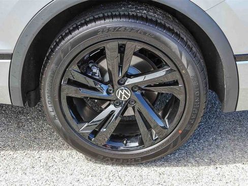Used 2023 Volkswagen Tiguan SE R-Line image 10