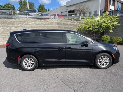 Used 2023 Chrysler Pacifica Touring-L image 3