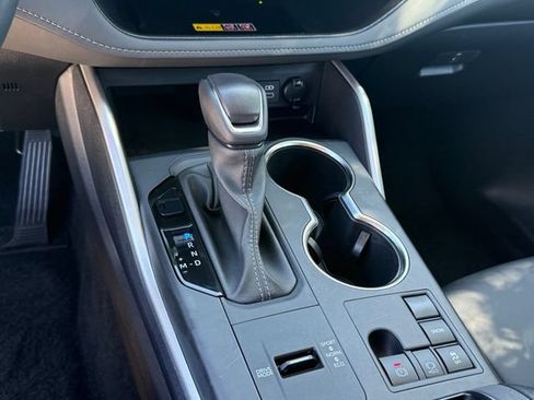 Used 2025 Toyota Highlander XLE FWD image 18