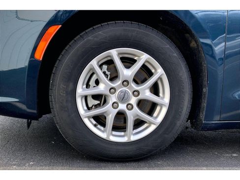 Used 2024 Chrysler Pacifica Touring-L image 9