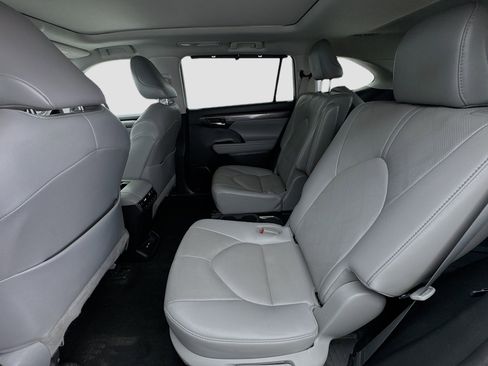 Used 2021 Toyota Highlander Platinum AWD/4WD image 16