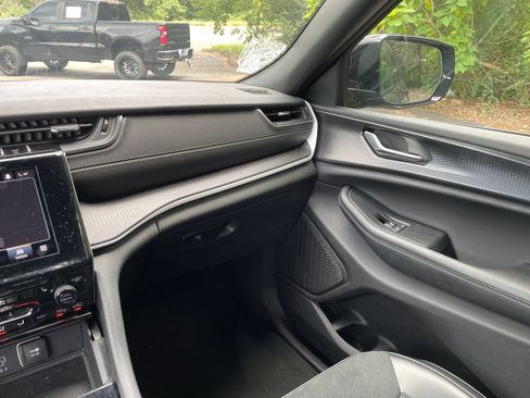 Used 2025 Jeep Grand Cherokee Altitude RWD image 26