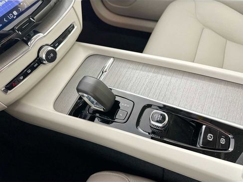 Used 2025 Volvo XC60 B5 Plus w/ Protection Package Premier image 16