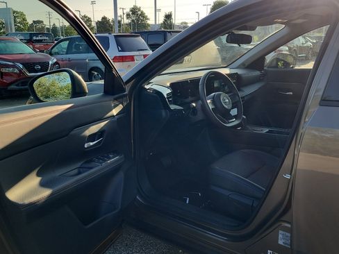 Used 2025 Nissan Kicks SR FWD image 10