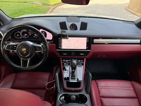 Used 2022 Porsche Cayenne AWD/4WD image 17