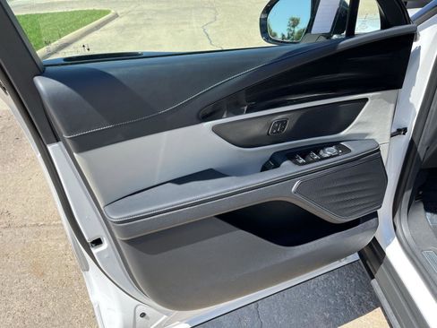 Used 2024 Lincoln Nautilus Premier image 16