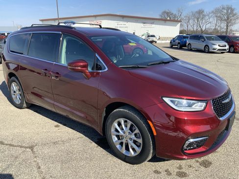 Used 2022 Chrysler Pacifica Touring-L image 2