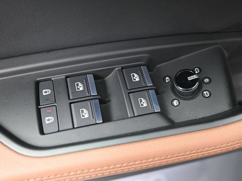 Used 2022 Audi e-tron Premium w/ Convenience Plus Package AWD/4WD image 11
