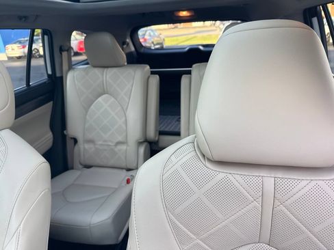 Used 2024 Toyota Highlander Platinum AWD/4WD image 19