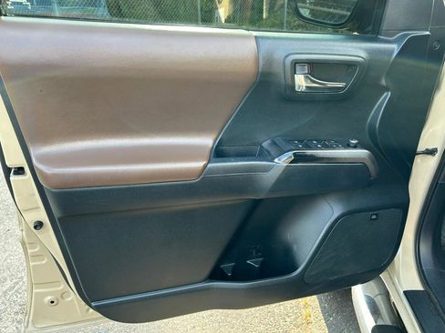 Used 2016 Toyota Tacoma Limited w/ Towing Package AWD/4WD image 12