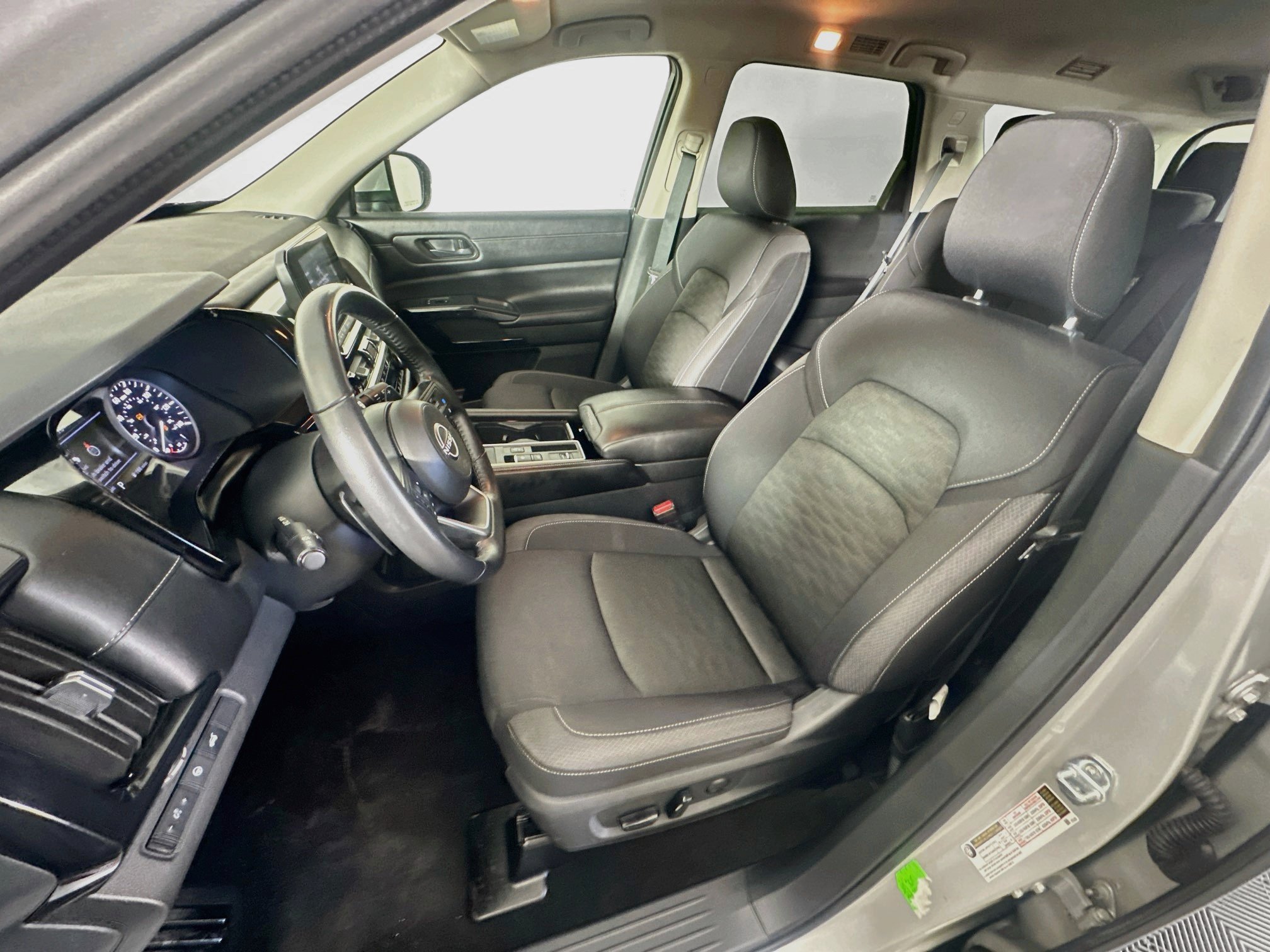 Used 2025 Nissan Pathfinder SV FWD image 13