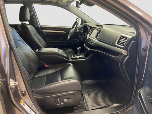 Used 2019 Toyota Highlander SE image 16